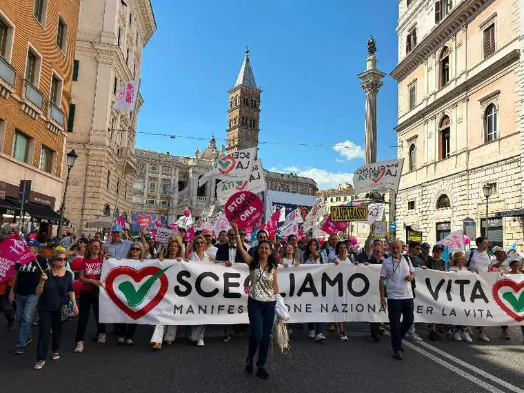 «La vita, il primo dei diritti». Un popolo ha marciato a Roma per custodirla