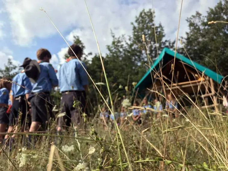 Scout a Messa in un campo