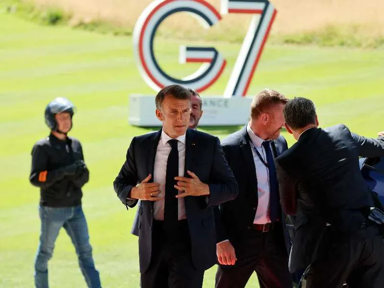 Il presidente Emmanuel Macron al suo arrivo a Evian