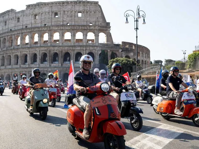 Ottant’anni di un mito. Così “l’Italia s’è Vespa” e invade Roma