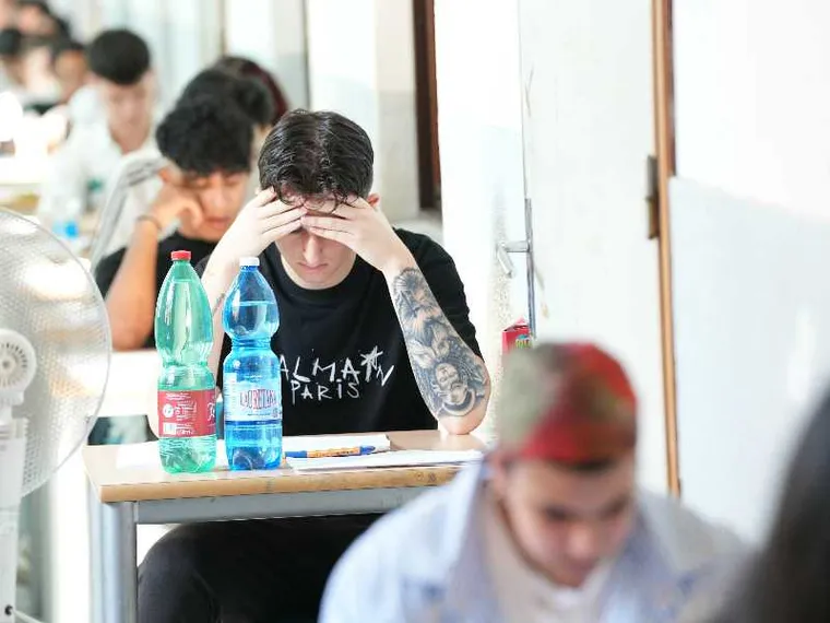 Tutte le tracce, gli autori e le proteste: come è andata la prima prova della Maturità