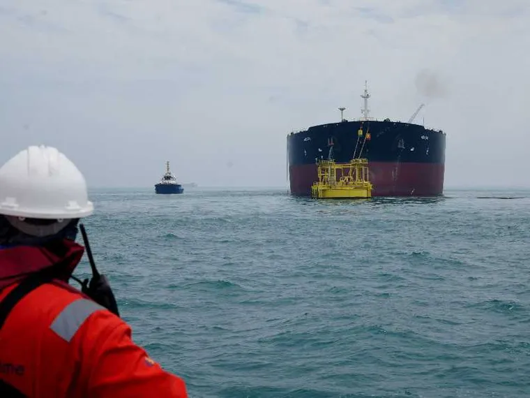 La petroliera Helga ormeggiata in uno dei terminali petroliferi offshore meridionali dell'Iraq, vicino a Bassora, dopo aver attraversato lo Stretto di Hormuz