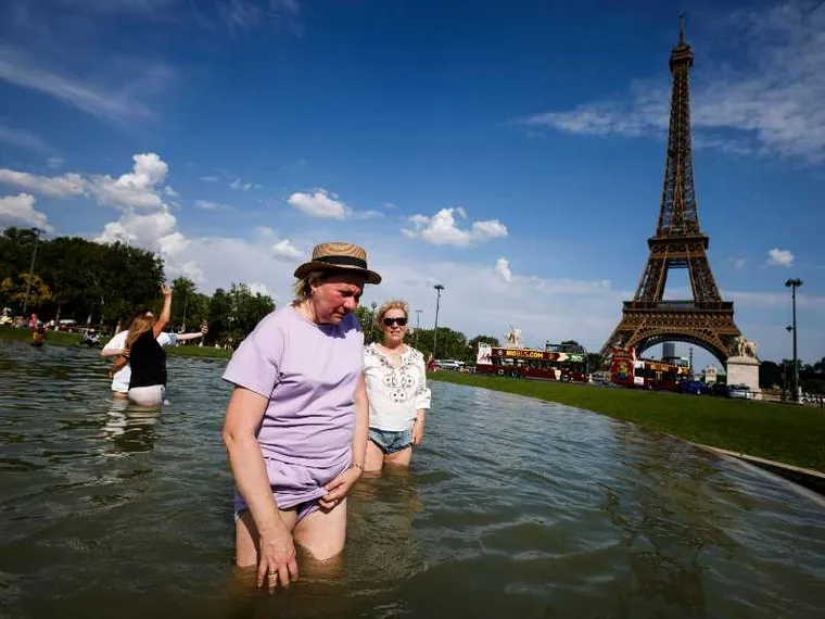 Turisti cercano refrigerio nell'acqua vicino alla Tour Eiffel