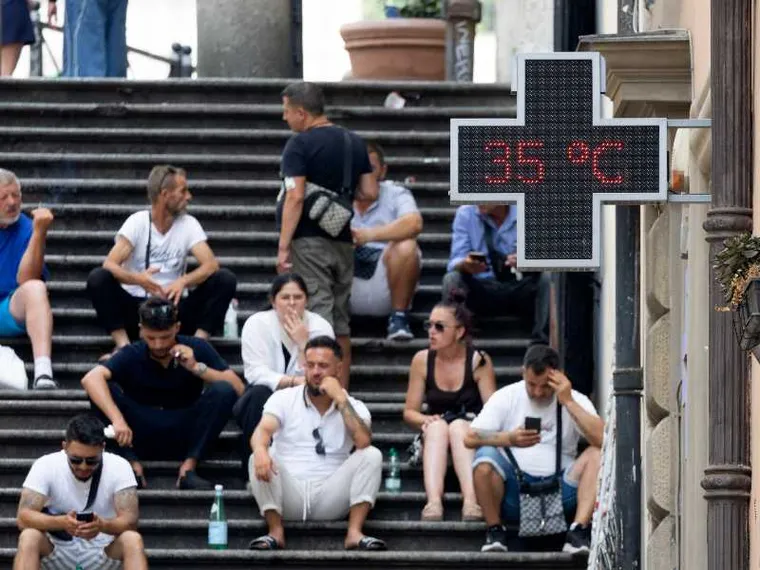 Il caldo non dà tregua: ma il prezzo più alto dell’afa lo pagano i poveri