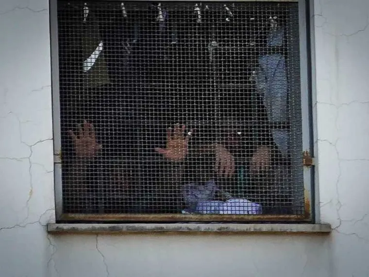 Dietro le sbarre a 40 gradi, senza frigoriferi né ventilatori: le carceri sono una polveriera