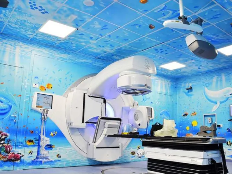 La sala di radioterapia oncologica dell'ospedale di Salerno tutta dipinta in azzurro e con delfini che nuotano sulle pareti / Ospedali dipinti