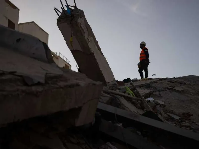 Il ragazzo salvato dopo 106 ore: così in Venezuela la speranza risorge tra le macerie