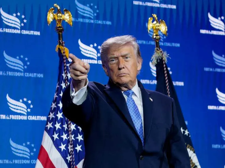 Donald Trump mostra uno dei suoi ordini esecutivi / REUTERS