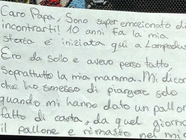 Storia di Leo, arrivato orfano a Lampedusa, che ha scritto una lettera al Papa