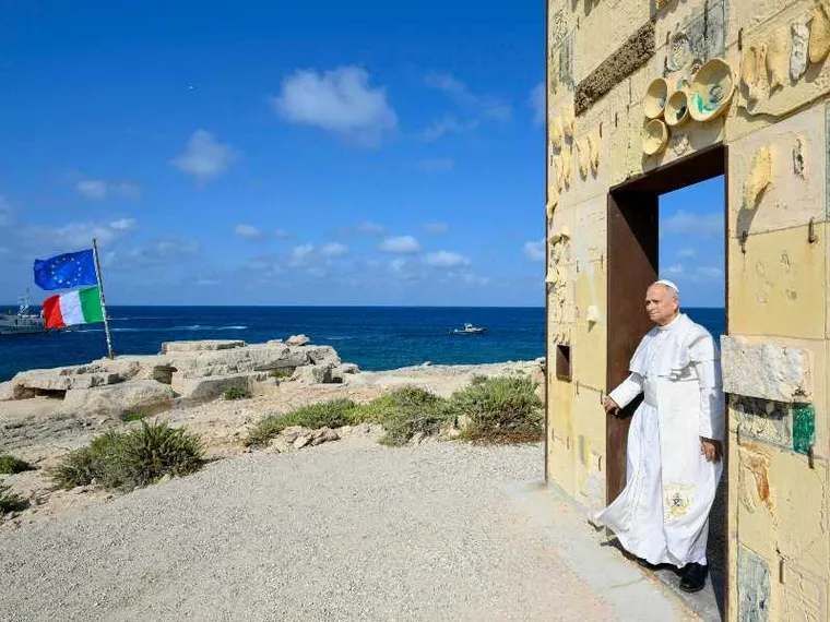 Il Papa a Lampedusa: i migranti morti in mare per decisioni prese o mancate. L’Europa? Vari un piano di soccorsi
