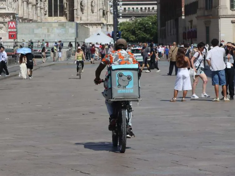 Milano, ordinanza del Comune: stop alle consegne dei rider nelle ore più torride