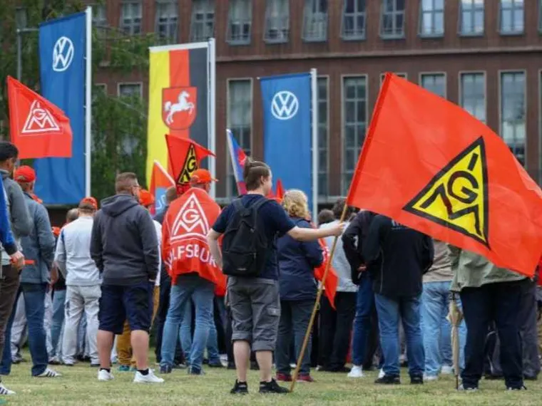 Taglio di 120mila dipendenti, chiusura di 4 impianti: cosa sta succedendo alla Volkswagen?