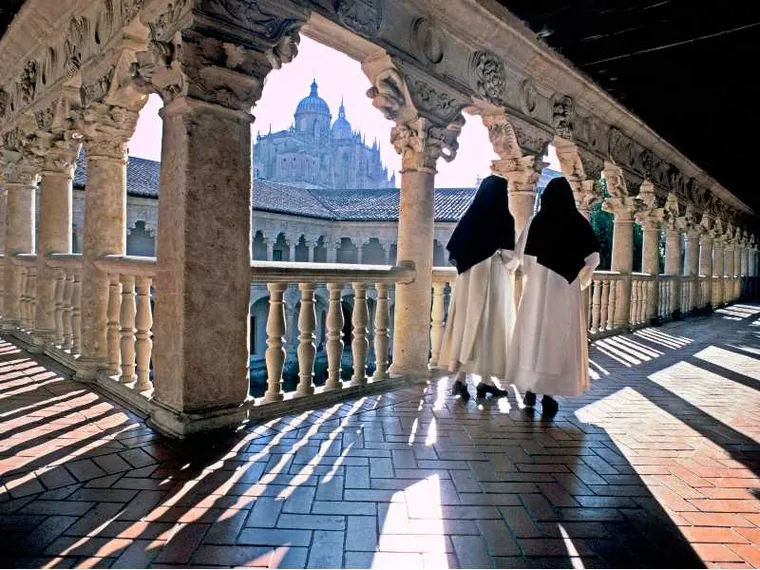 Monache nel chiostro del Convento de las Dueñas a Salamanca in Spagna / ALAMY