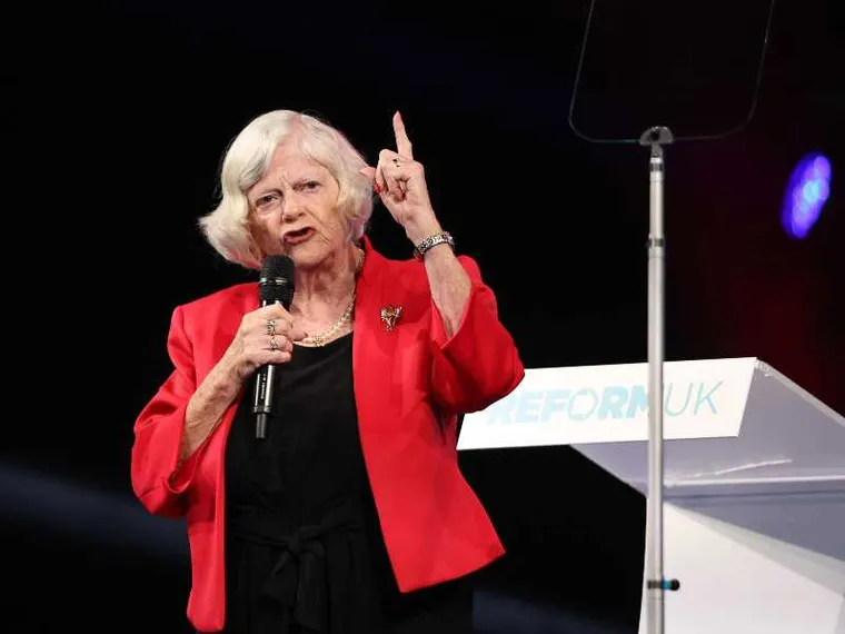 Intransigente pro-life, una vita controcorrente: l’assassinio di Ann Widdecombe scuote l’Inghilterra