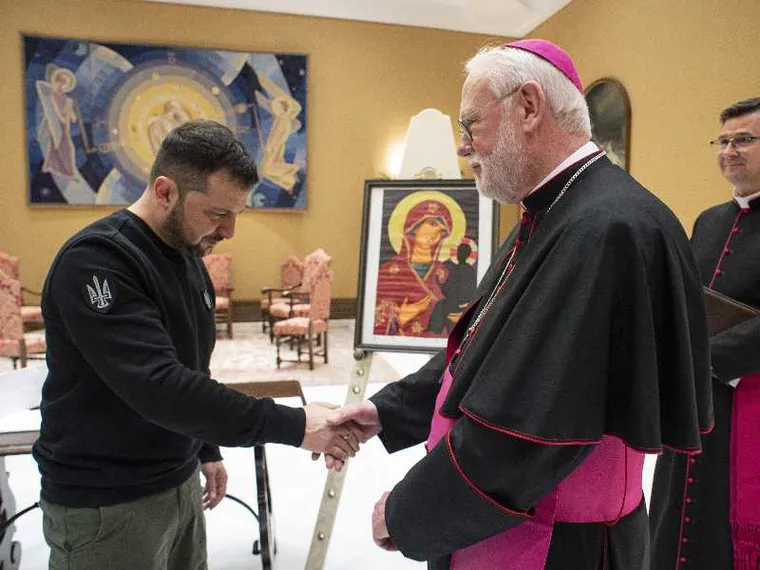L'arcivescovo Paul Richard Gallagher, segretario per i rapporti con gli Stati, assieme al presidente dell'Ucraina, Volodymyr Zelensky, in Vaticano nel 2023 / SICILIANI