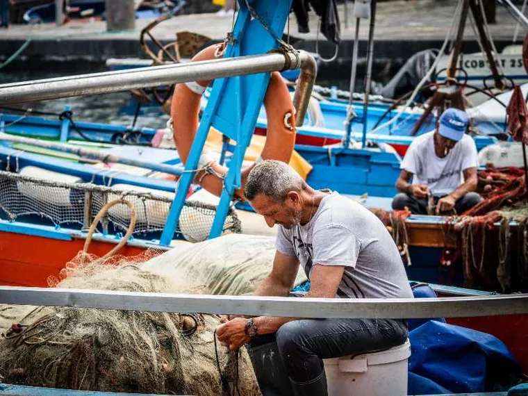 Pescatori al lavoro al porto del Granatello di Portici (Napoli) / ANSA