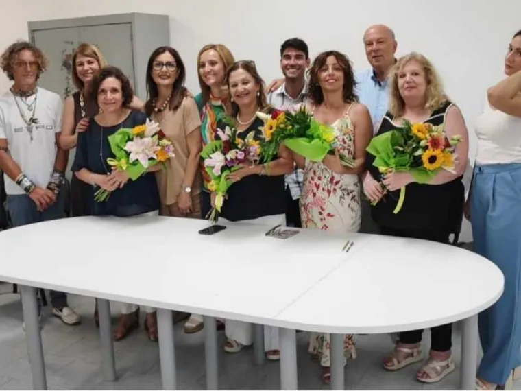 Il prof di religione è andato in pensione. Nel primo giorno da assunto