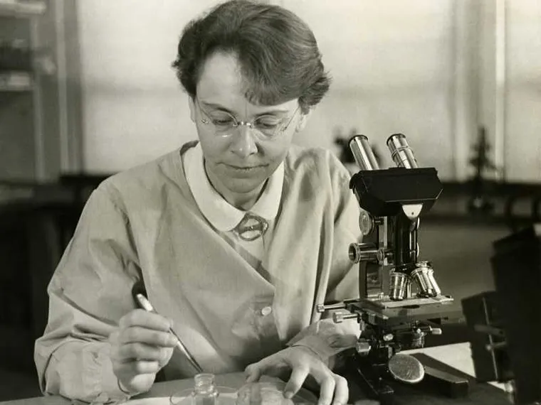 Barbara McClintock, la scienziata che sente i suoi studi