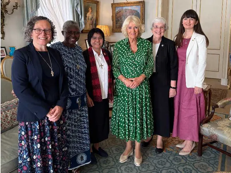La regina Camilla con le rappresentanti dell'Unione Internazionale delle Superiore Generali, che riunisce le congregazioni religiose femminili cattoliche / BUCKINGHAM PALACE