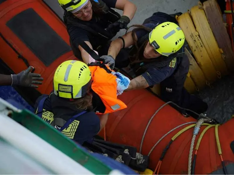 La neonata di due giorni soccorsa in mare con la madre: ora è a Lampedusa