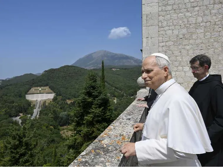 Leone XIV in visita ieri a Montecassino, dove si è fermato in preghiera per la pace sulla tomba di san Benedetto / VATICAN MEDIA