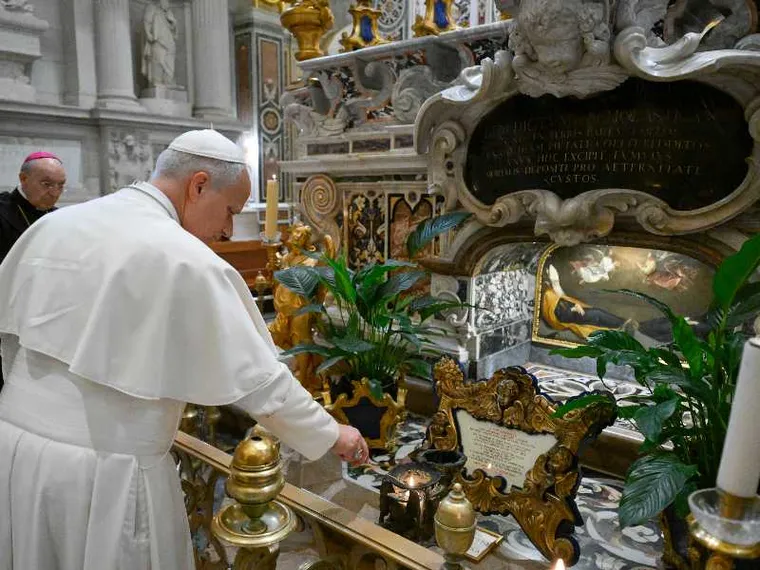 Il Papa in preghiera sulla tomba di san Benedetto a Montecassino / VATICAN MEDIA
