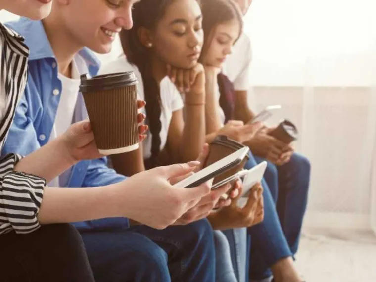 Sotto i 15 anni niente social: cosa dice la nuova legge francese (prima in Europa)