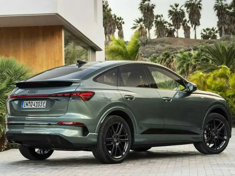 Anche Audi si adegua: sulla Q4 e-tron crescono autonomia e dotazioni, scende il prezzo