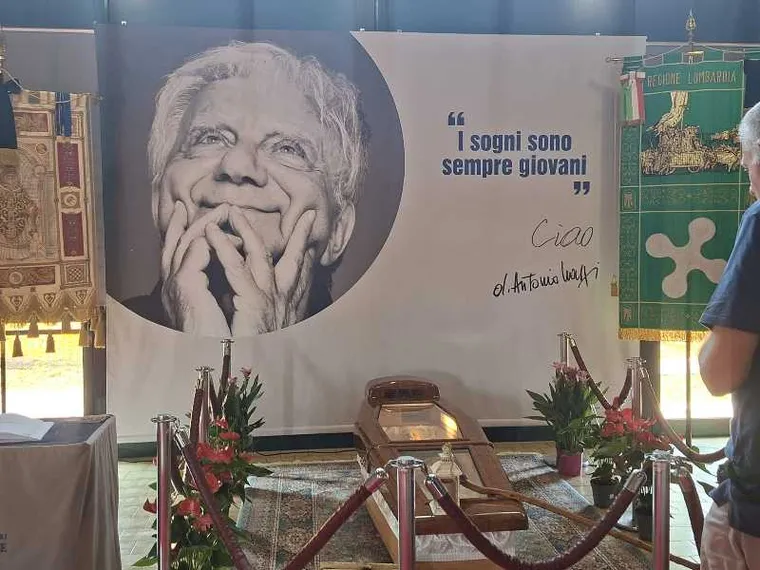 Nella camera ardente di don Mazzi. «La sua eredità è l'amore»