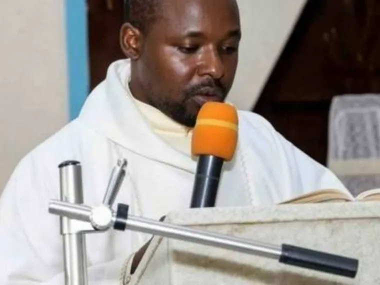 In Nigeria è stato ucciso un sacerdote e assaltata una parrocchia