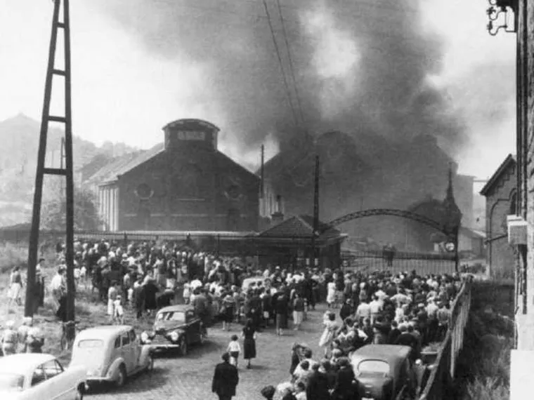 La miniera di Marcinelle nel giorno dell'incidente in una foto dell'epoca. Foto d'archivio