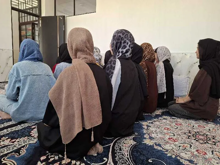 Gul, Mahdia, Leil e le altre: la resistenza delle donne afghane passa dalle scuole invisibili