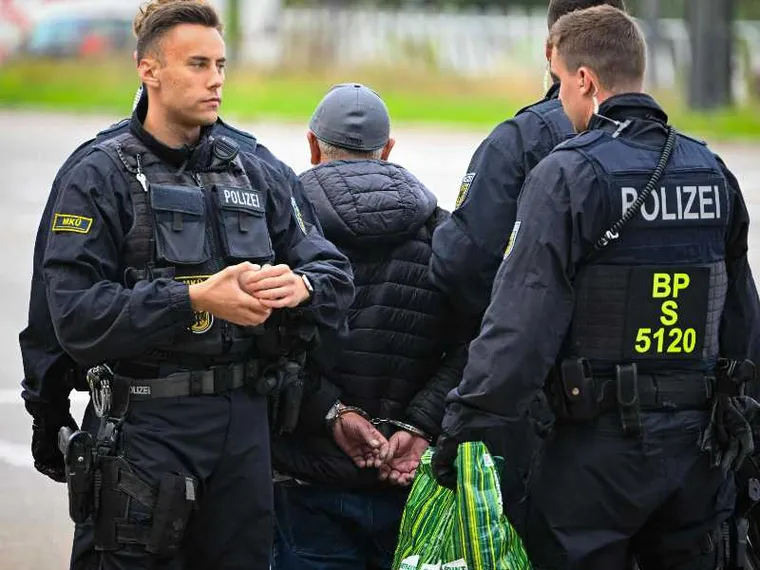 I profughi da trasferire, i numeri sulle riammissioni: perché la Germania ha aperto il caso Italia