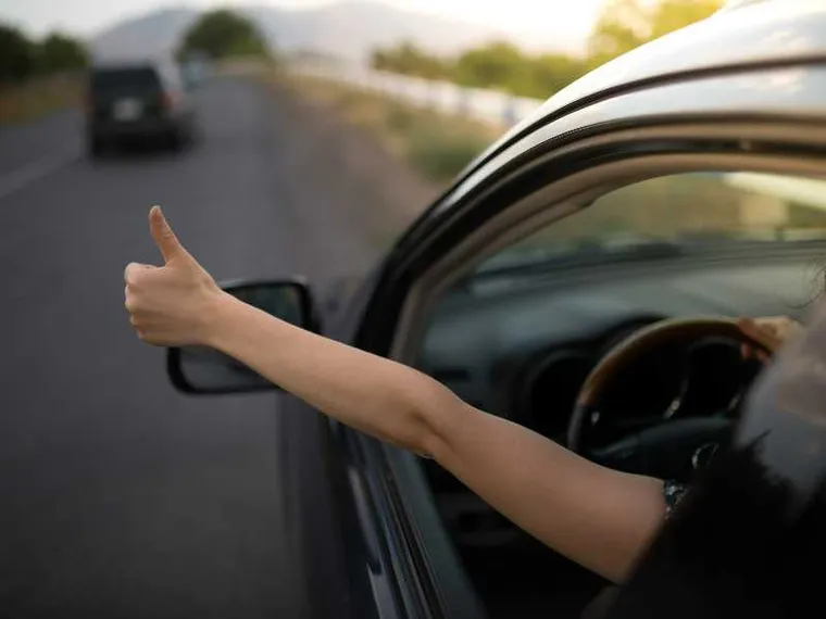 Lampeggi, clacson e gesti: il galateo sconosciuto delle strade d’Europa