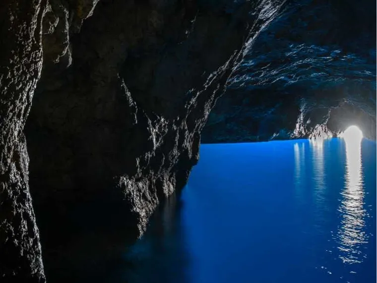 Grotta
Azzurra: 200 anni fa la nascita
di un mito