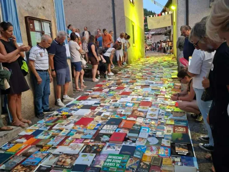 Benvenuti a Tagliata, il borgo che è rinato grazie a una strada lastricata da 7mila libri