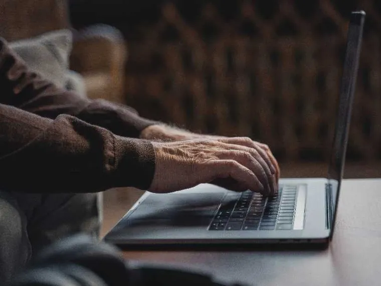Sanità, banche, servizi: come la rivoluzione digitale ha escluso gli anziani