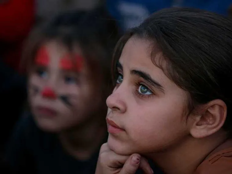 Bambine tra le rovine degli edifici distrutti nel campo profughi di Al Shatea, nella parte occidentale di Gaza City