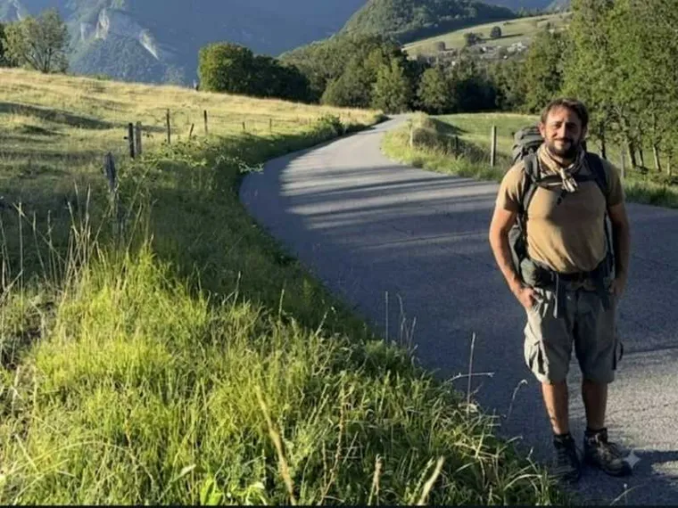 Da Assisi a Bruxelles a piedi per la pace: la vacanza di Daniele è lunga 850 chilometri