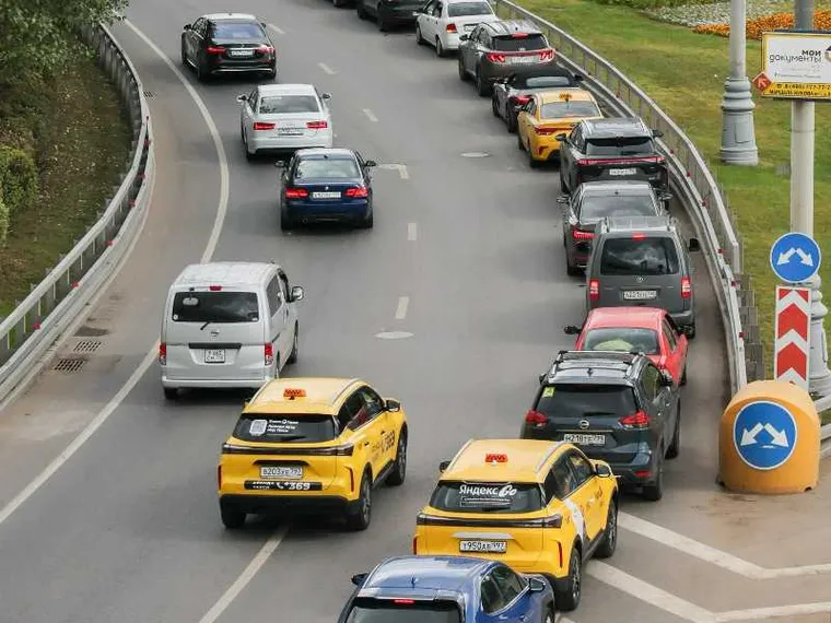 Una fila di macchine, una dietro l'altra