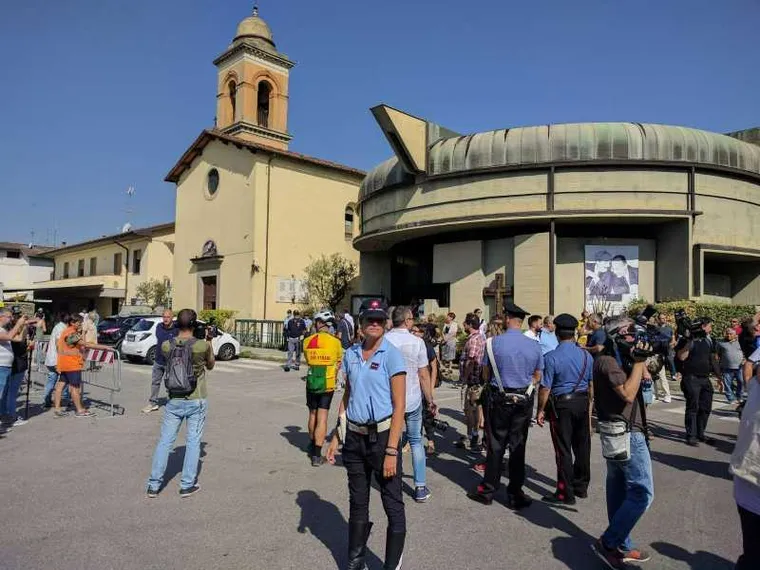 La chiesa di Vicofaro in occasione di uno dei primi sit-in organizzati contro don Massimo Biancalani / ANSA