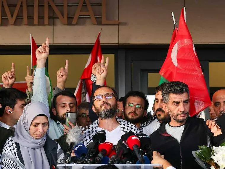 Attivisti turchi della Global Sumud Flotilla parlano alla stampa dopo il ritorno a Istanbul/ ANSA