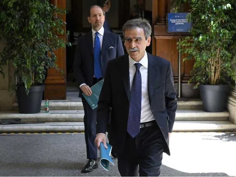 L’ad di Mps Luigi Lovaglio, dietro di lui Nicola Maione