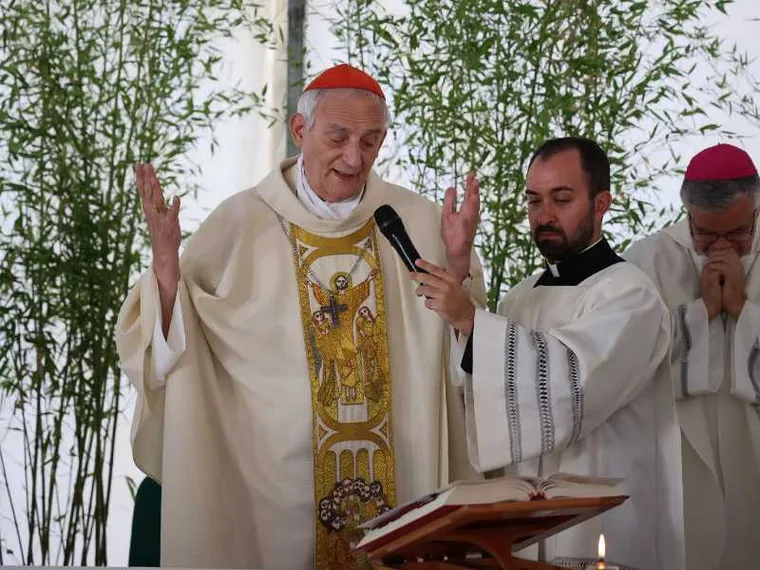 Il presidente della Cei, il cardinale Matteo Zuppi, durante la Messa presso l'area Sae di Pescara del Tronto, ad Arquata del Tronto, in occasione del 10/mo anniversario del sisma che colpì il Centro Italia / ANSA