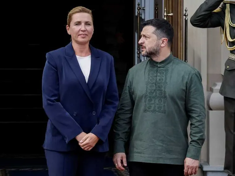 La premier Mette Frederiksen a Kiev, accanto a Zelensky