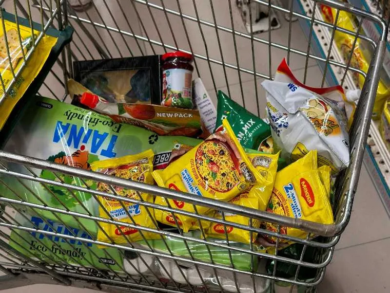 Prodotti alimentari in un supermercato di Mumbai, in India