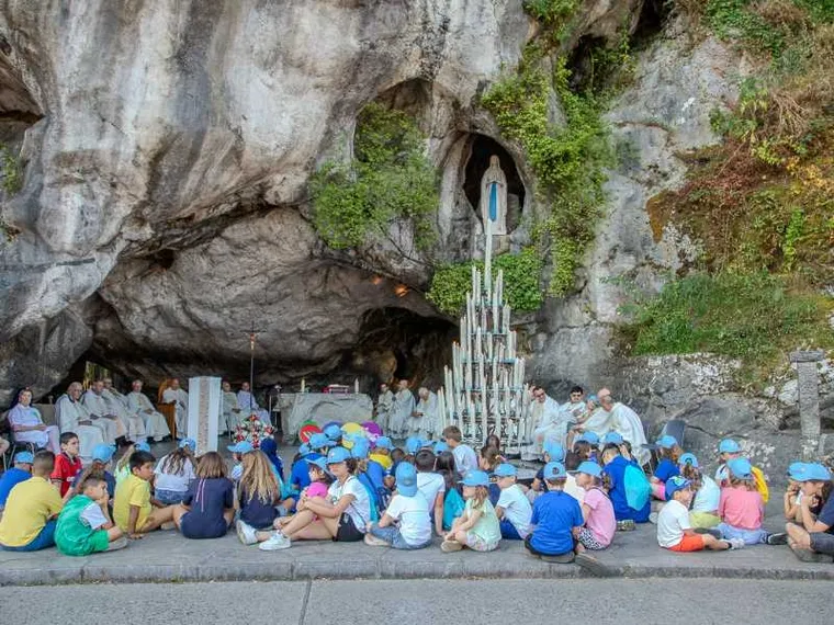 Un gruppo di bambini davanti alla grotta delle apparizioni di Massabielle a Lourdes / UNITALSI
