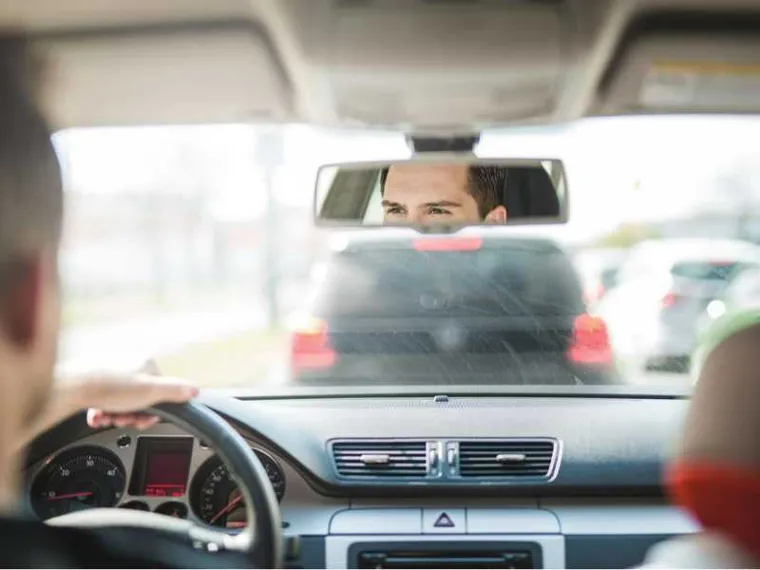 Abbassi la radio per parcheggiare? La nostra mente sa perché