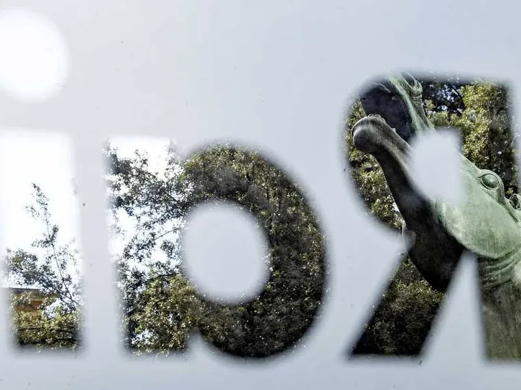 Il logo della Rai con la testa del cavallo morente in bronzo di Francesco Messina all'entrata della sede generale di Viale Mazzini / ANSA