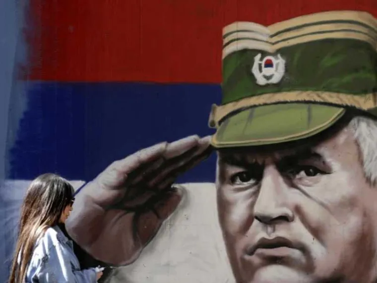 La proposta choc degli «onori di Stato» per Mladic, il «macellaio»: perché la Serbia è un caso